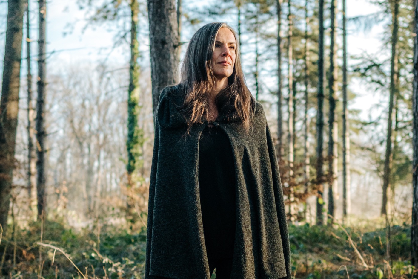 Eugénie, autrice de La Clairière, en forêt pendant le tournage de son programme